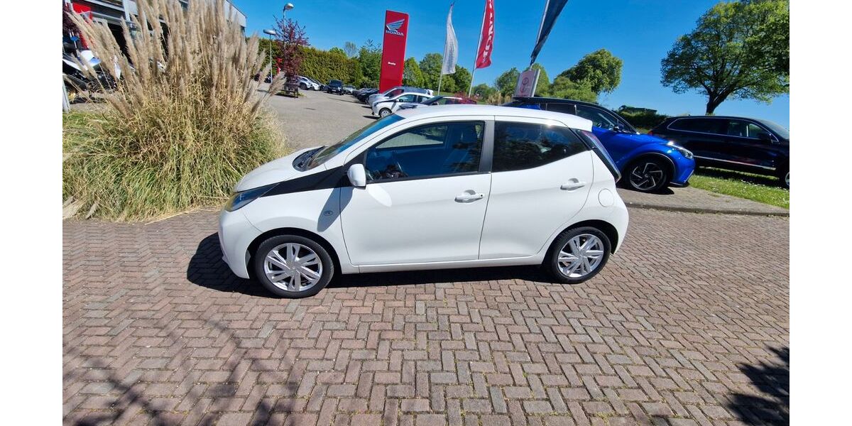 Toyota Aygo (X) 73.200 km 7.399 &euro; Ratingen 40882