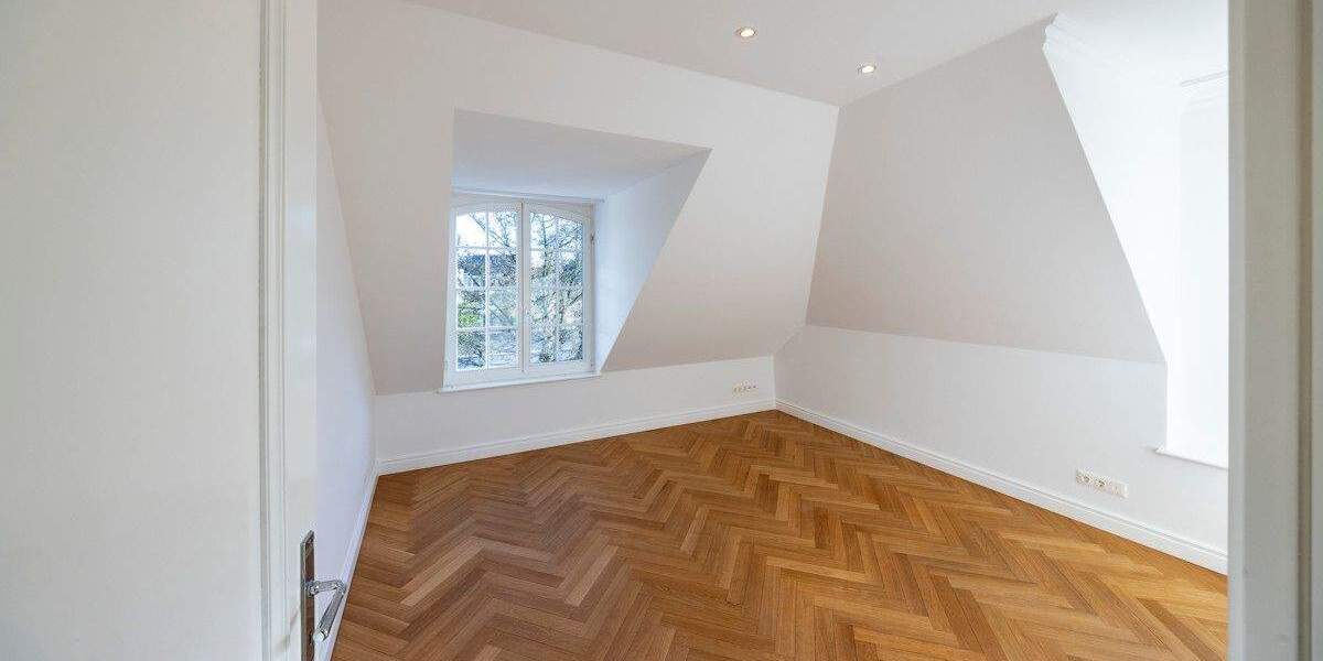 Exklusives Wohnen in Top-Lage von Alt-Meererbusch - Noble Villenhälfte mit hochwertiger Ausstattung 7 zimmer