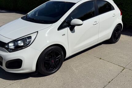 Kia Rio 81.000 km 5.100 &euro; Düsseldorf 40591