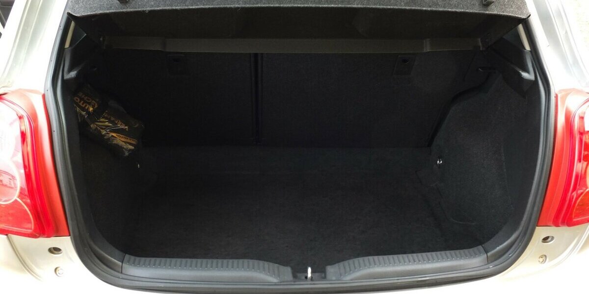 Toyota Auris 1.6i BLACK WEEK 25: SOL ALLE INSPEKTIONEN GA 174.885 km 4.908 € Köln 50858