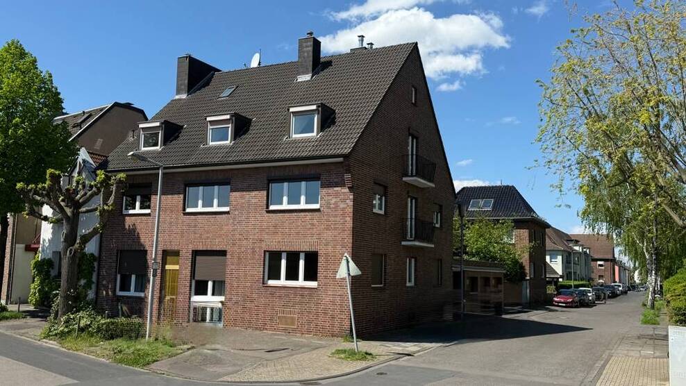 Attraktives BEZUGSFREIES Mehrfamilienhaus mit Rheinblick in Köln-Sürth.