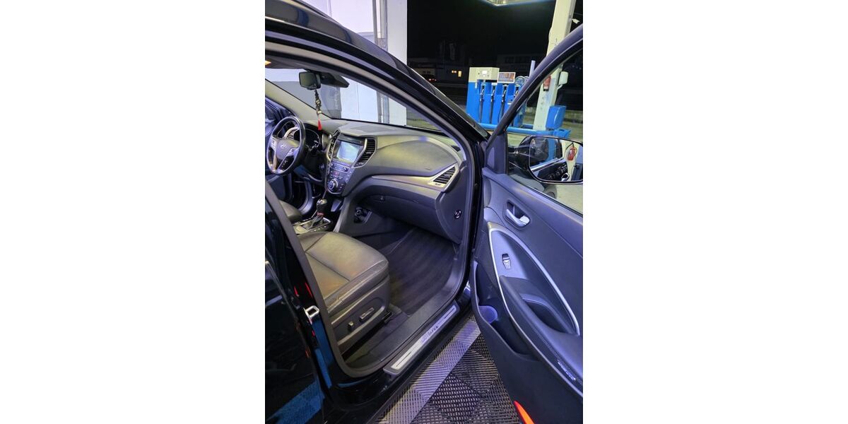 Hyundai Grand Santa Fe 215.800 km 16.200 &euro; Köln 50829