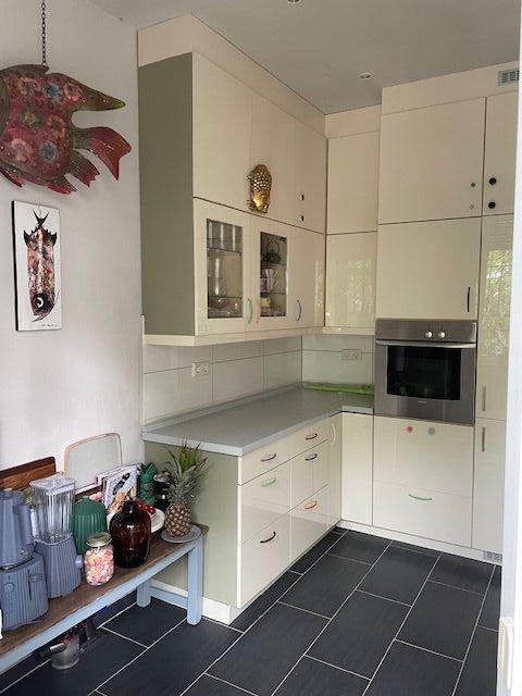 Rarität mit gr. Garten in D.-Oberkassel ! Renovierte 2-3 Z.-Wohnung in bester Lage v. D.-Oberkassel mit Garten - Einbauküche - Keller