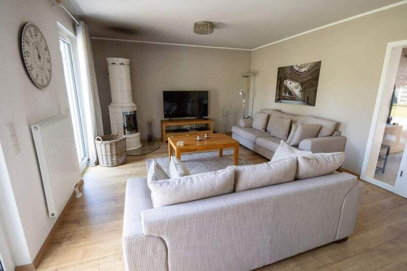 Neuwertiges, freistehendes Einfamilienhaus mit Pool und tollem Garten in zentraler Lage 4 zimmer