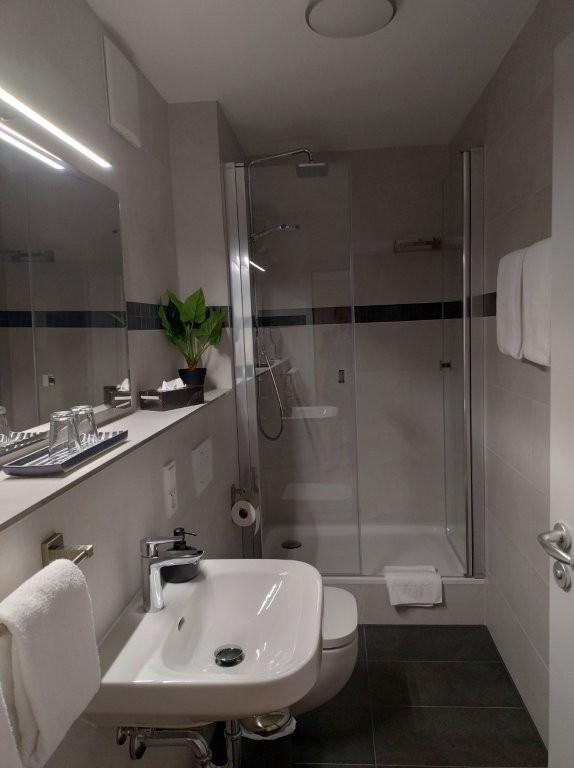 Verkauf eines kleinen Hotel garni in Köln voll genehmigter Beherbergungsbetrieb mit 8 Betten 4 Zimmern, studentisches Wohnen denkbar zimmer