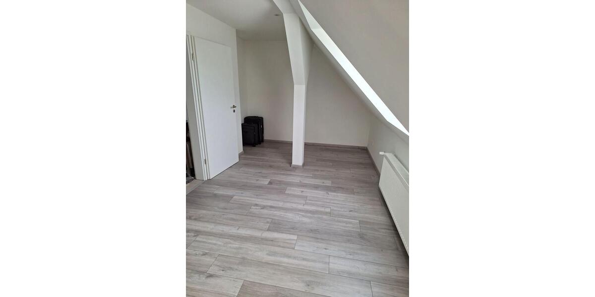 Dachgeschoßwohnung Langenfeld (Rheinland) - 2 Zimmer, 70 m&sup2;, 1.200&euro; | Angebot:26214129