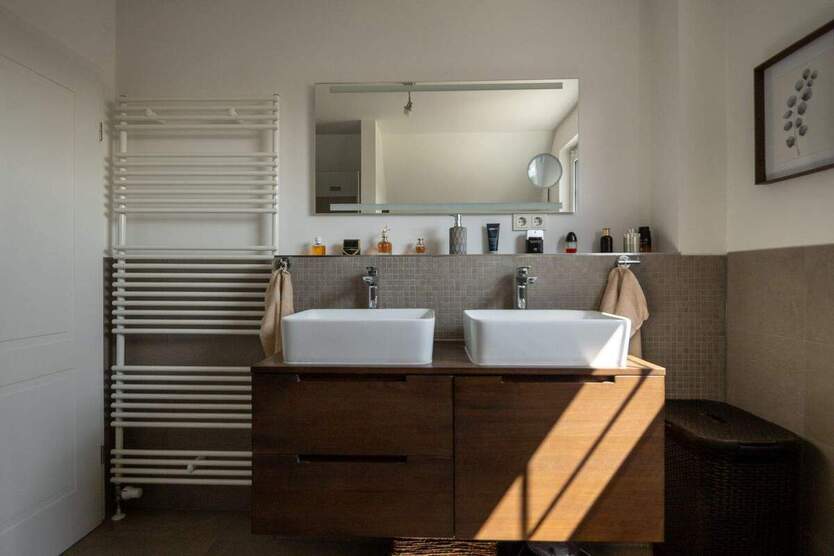 Neuwertiges, freistehendes Einfamilienhaus mit Pool und tollem Garten in zentraler Lage 4 zimmer