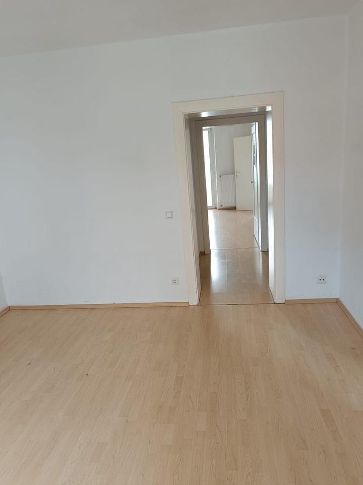 Schöne und helle 2-Zimmer-Wohnung mit Balkon in gepflegtem Haus – ab sofort frei zimmer
