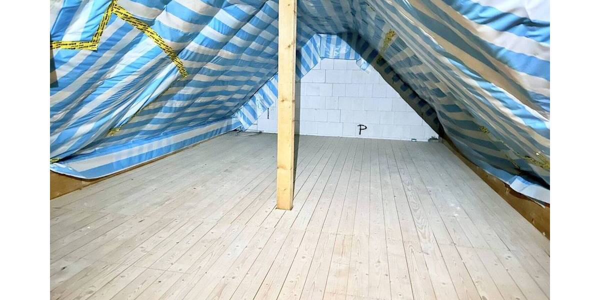 Großzügige 3,5-Zimmer-Dachgeschosswohnung mit Balkon, zwei Bädern und Ausbaupotenzial im Dachboden 3 zimmer