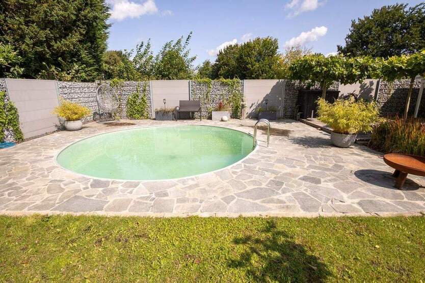 Neuwertiges, freistehendes Einfamilienhaus mit Pool und tollem Garten in zentraler Lage 4 zimmer