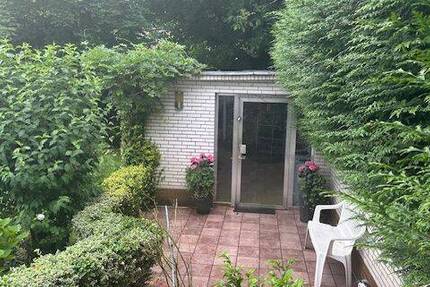 Gepflegte 2,5 Zi.-GartenWohnung mit EBK, plus Hobbybereich im Untergeschoß, gefragte Grünlage Nähe Unterbacher See