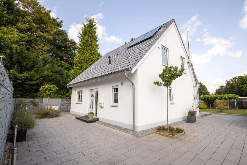 Neuwertiges, freistehendes Einfamilienhaus mit Pool und tollem Garten in zentraler Lage 4 zimmer