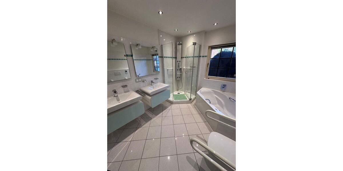 Bungalow Solingen Gräfrath - 6 Zimmer, 236 m&sup2;, 675.000&euro; | Angebot:25755949