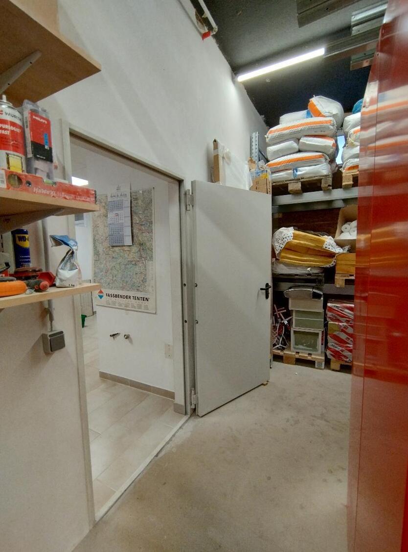 Ideal für Ihren Handwerksbetrieb Hallenfläche mit Büro und 3 Stellplätzen, verkehrsgünstige Lage zimmer