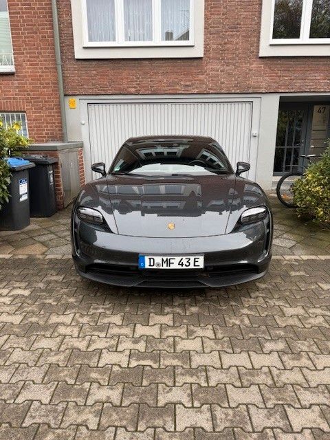 Porsche Taycan 64.000 km 61.200 € Düsseldorf 40545