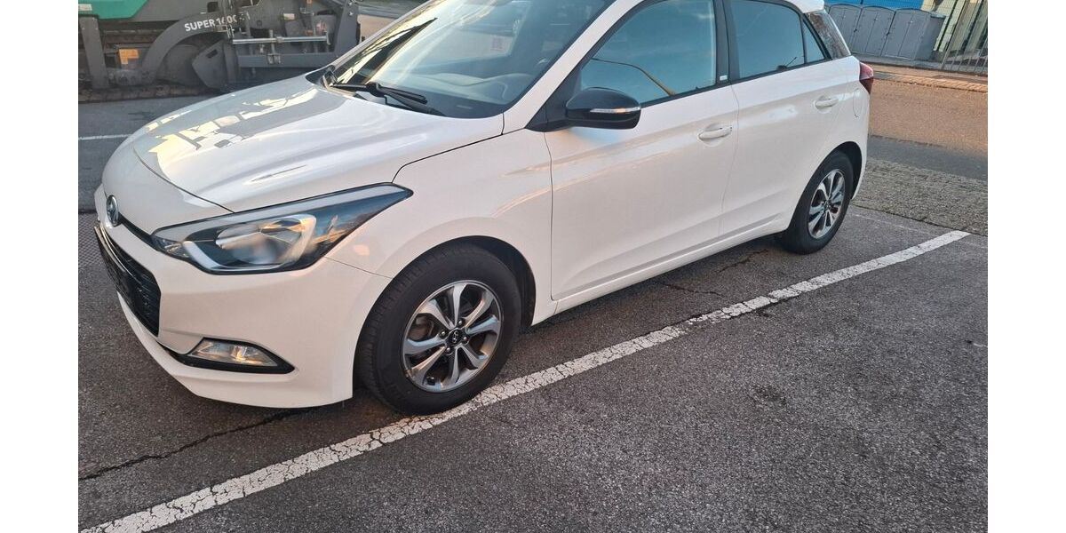 Hyundai i20 89.900 km 8.990 &euro; wuppertal 42277