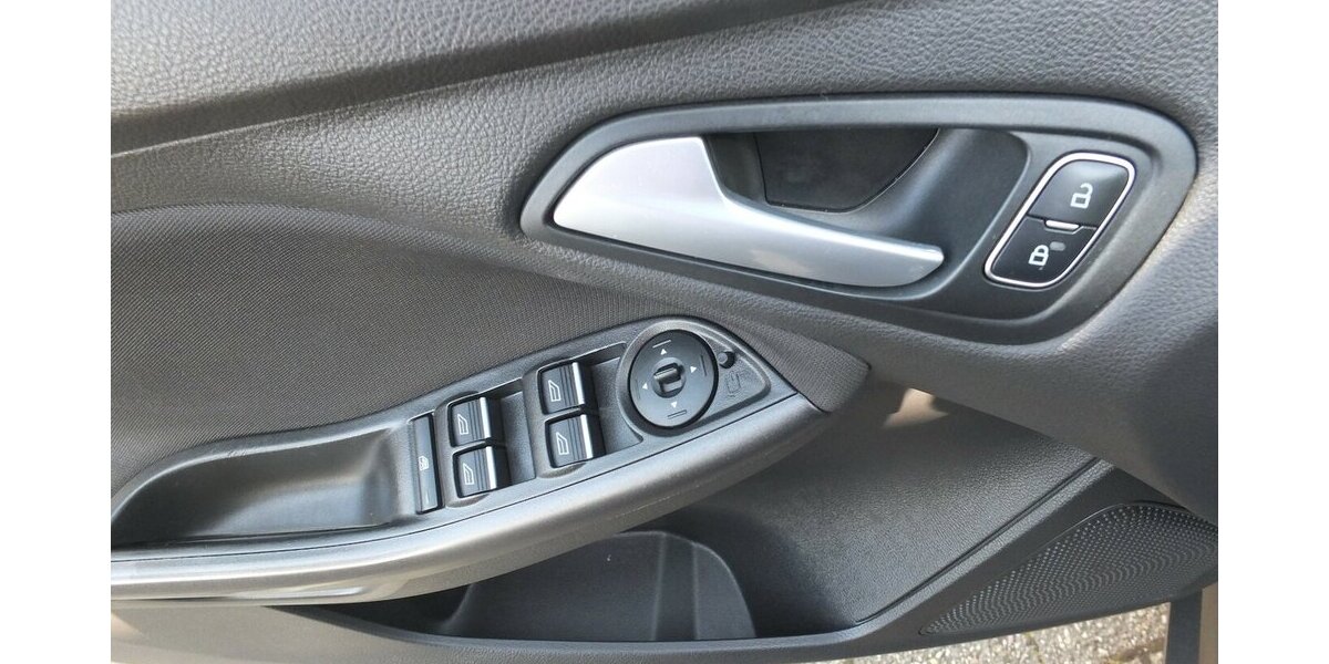 Ford Focus BLACK WEEK 25: KLIMAUTOMATIK PARKPILOT 118.919 km 6.908 € Köln 50858