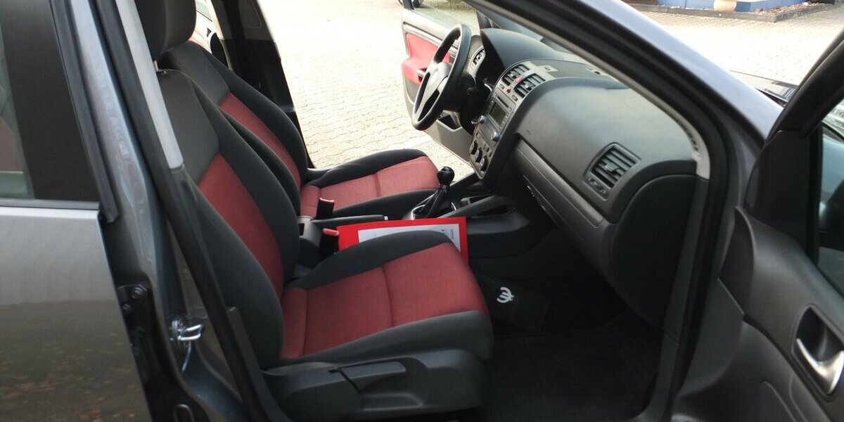 VW Golf BLACK WEEK 25:TRENDLINE KLIMAAUTOMATIK 5-TÜRI 132.115 km 4.498 € Köln 50858