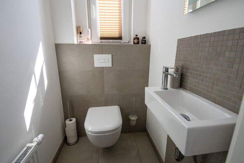 Neuwertiges, freistehendes Einfamilienhaus mit Pool und tollem Garten in zentraler Lage 4 zimmer