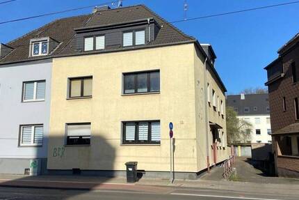 Gepflegtes Mehrfamilienhaus mit 4 Wohnungen 5 Garagen 2 SP