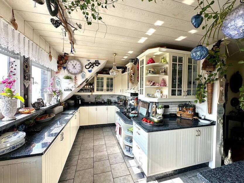 Großes Zweifamilienhaus mit schönem Garten in beliebter Wohnlage