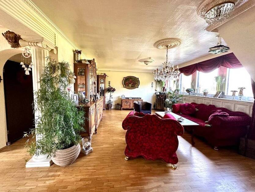 Großes Zweifamilienhaus mit schönem Garten in beliebter Wohnlage