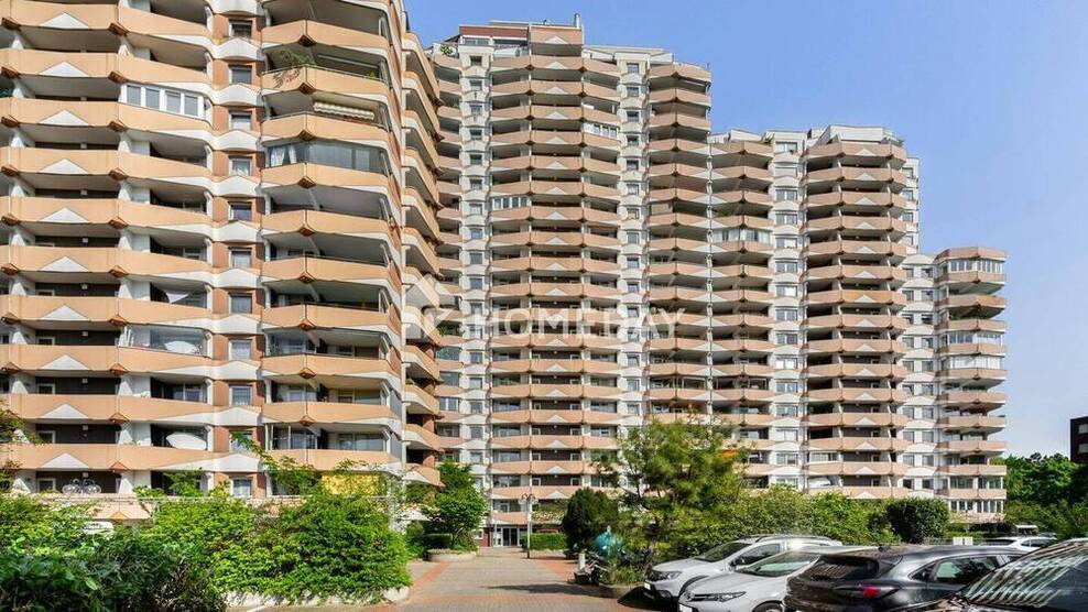 4-Zimmer-Wohnung in gepflegtem Hochhaus mit zwei Balkonen samt Blick auf den Dom!