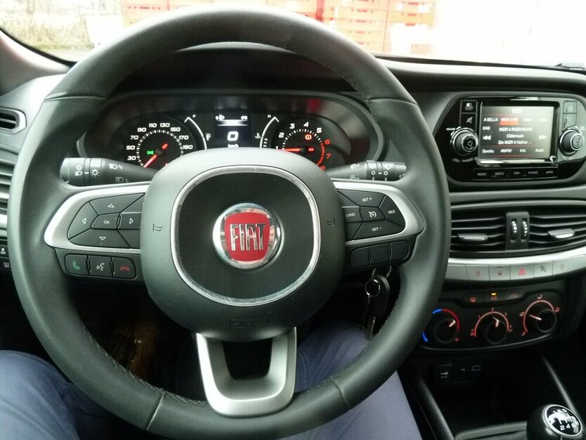 Fiat Tipo Street 1.4 Klima Tempomat Alu+ Winterräder 51.000 km 9.900 € Ratingen 40885