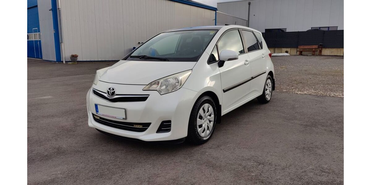 Toyota Verso-S 94.000 km 8.200 &euro; Hückeswagen 42499