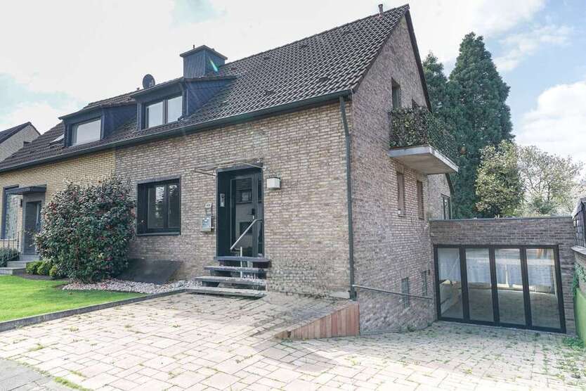 Haus zum Mieten in Düsseldorf 2.850 € 256 m²