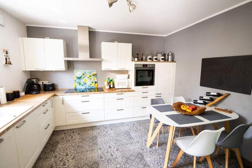 Neuwertiges, freistehendes Einfamilienhaus mit Pool und tollem Garten in zentraler Lage 4 zimmer