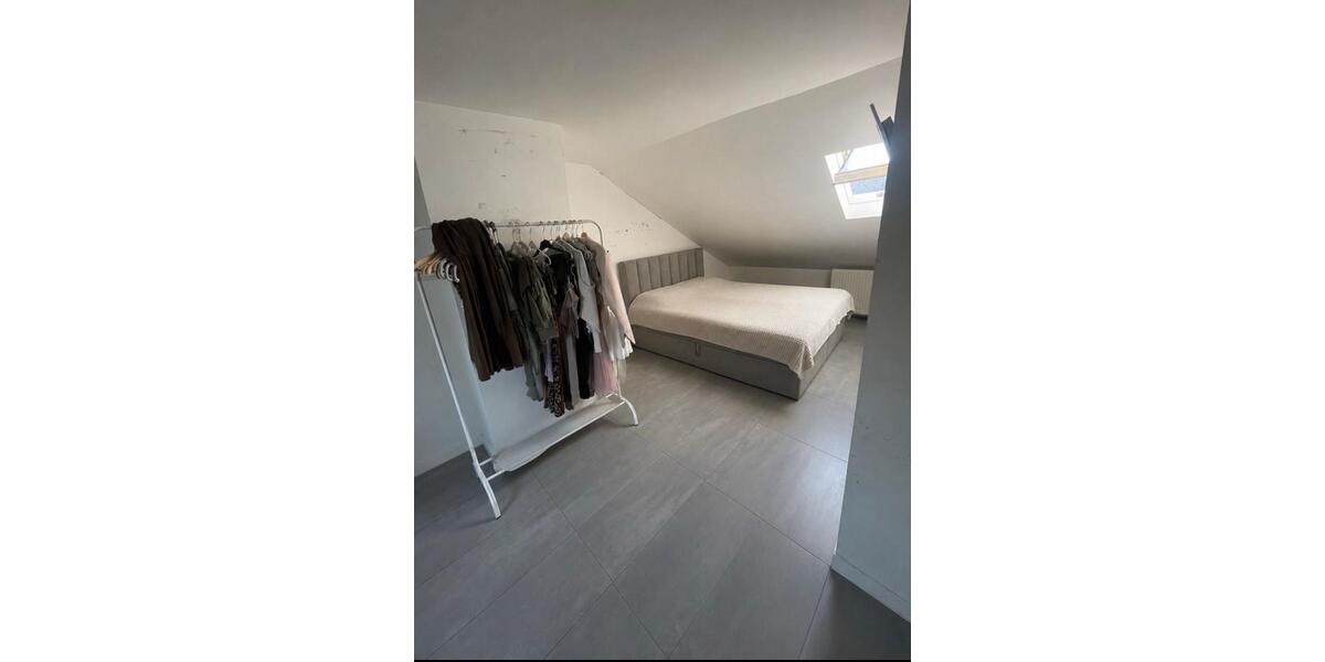 Dachgeschoßwohnung Neuss - 5 Zimmer, 110 m&sup2;, 1.650&euro; | Angebot:27594004