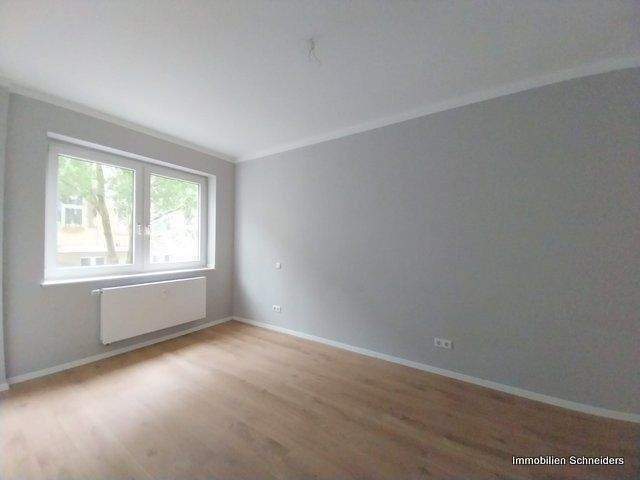 Düsseldorf-Flingern-Süd, Engelbertstraße - Komplett sanierte 2-Zimmer-Wohnung mit großer Sonnenterrasse zeitnah zu mieten !!