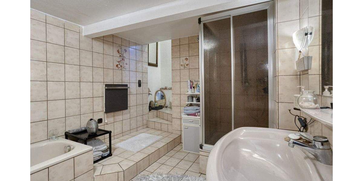 Außergewöhliches Anwesen mit mehreren Häusern mitten in der Natur - Einfamilienhaus Wipperfürth | Angebot:23973687