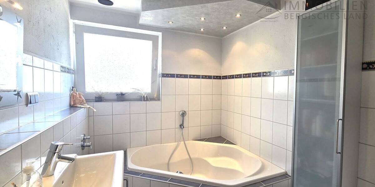 Reihenendhaus Hückeswagen Innenstadt - 4 Zimmer, 110 m&sup2;, 325.000&euro; | Angebot:25675573