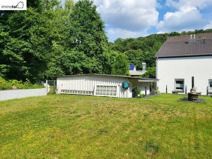 Charmantes Mehrfamilienhaus in Waldrandlage mit großem Grundstück und Ausbaupotenzial