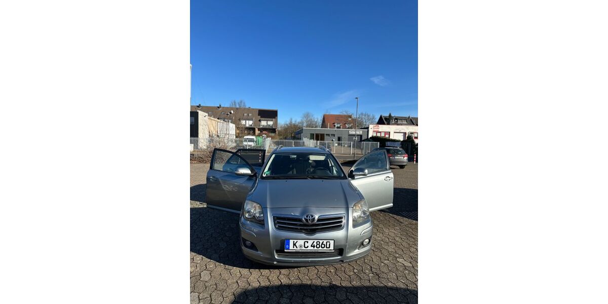 Toyota Avensis 234.703 km 3.799 &euro; Düsseldorf 40599