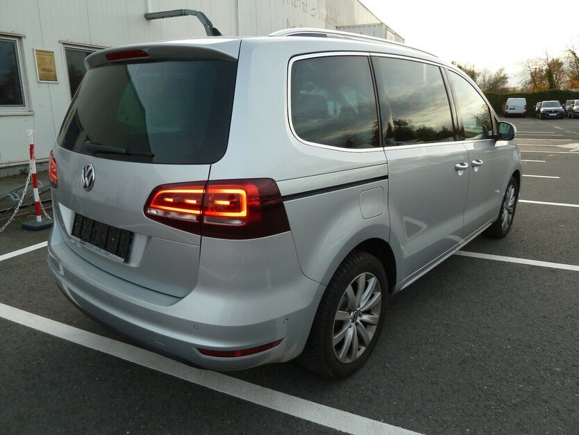 VW Sharan 2.0 TDI DSG Panorama Navi Leder 7 Sitze + 175.000 km 17.900 € Ratingen 40885