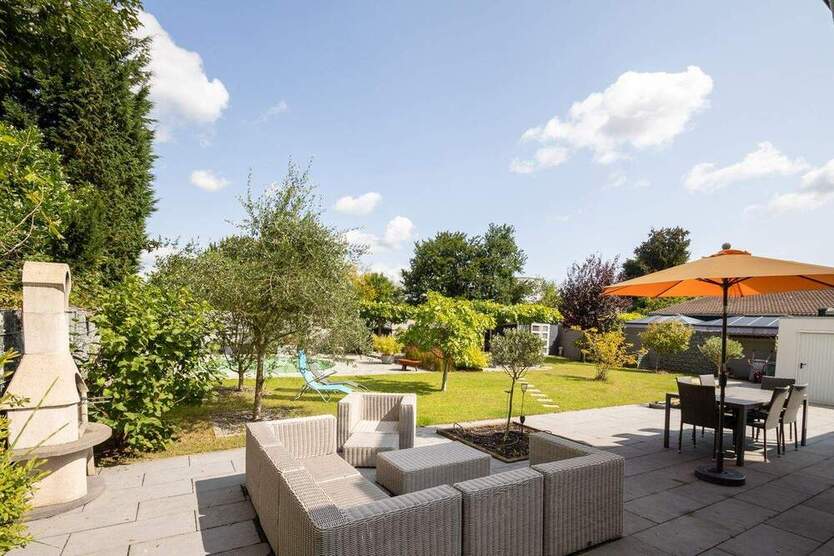 Neuwertiges, freistehendes Einfamilienhaus mit Pool und tollem Garten in zentraler Lage 4 zimmer