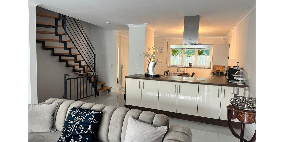 Reihenhaus Düsseldorf Stadtbezirk 7 - 6 Zimmer, 166 m&sup2;, 3.300&euro; | Angebot:27615910