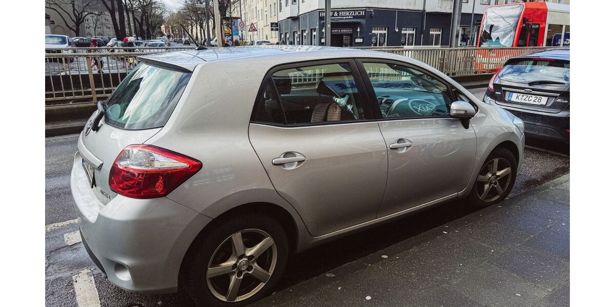 Toyota Auris 129.311 km 4.950 &euro; Köln 50737