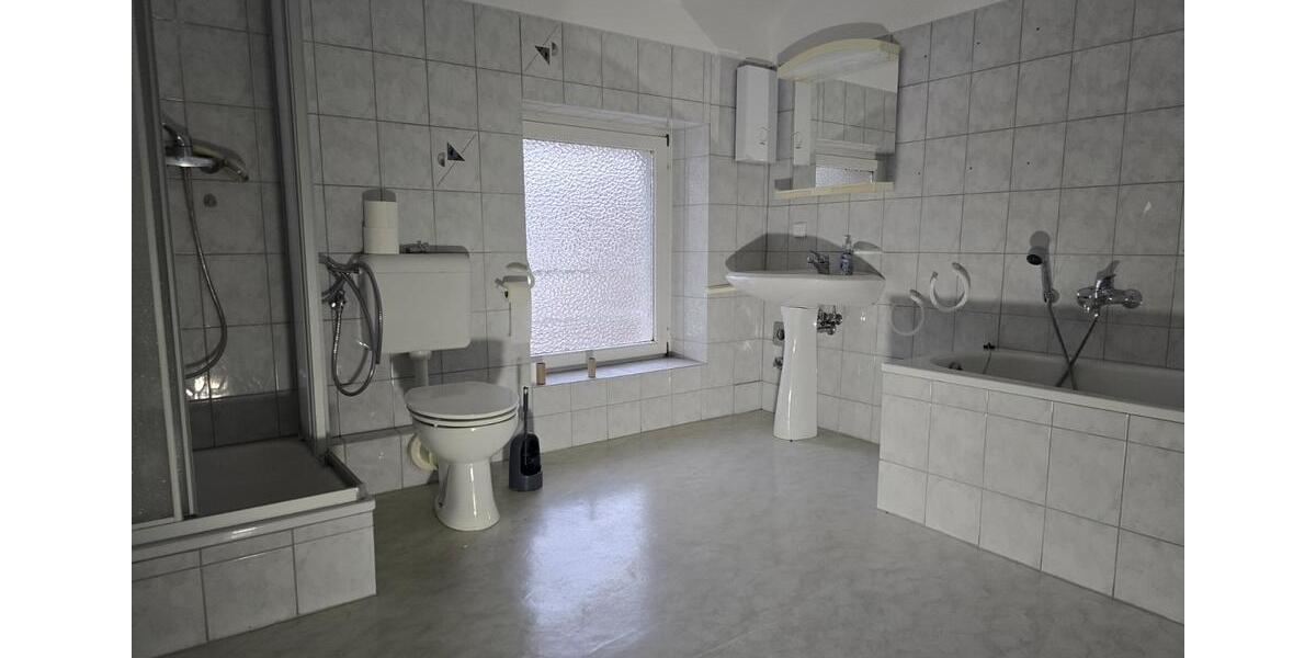 Dachgeschoßwohnung Wuppertal Unterbarmen - 4 Zimmer, 120 m&sup2;, 800&euro; | Angebot:25961303