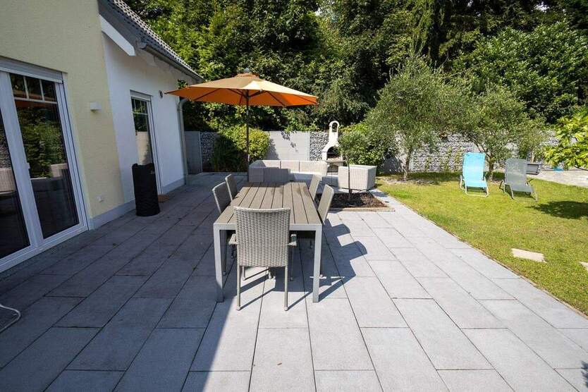 Neuwertiges, freistehendes Einfamilienhaus mit Pool und tollem Garten in zentraler Lage 4 zimmer