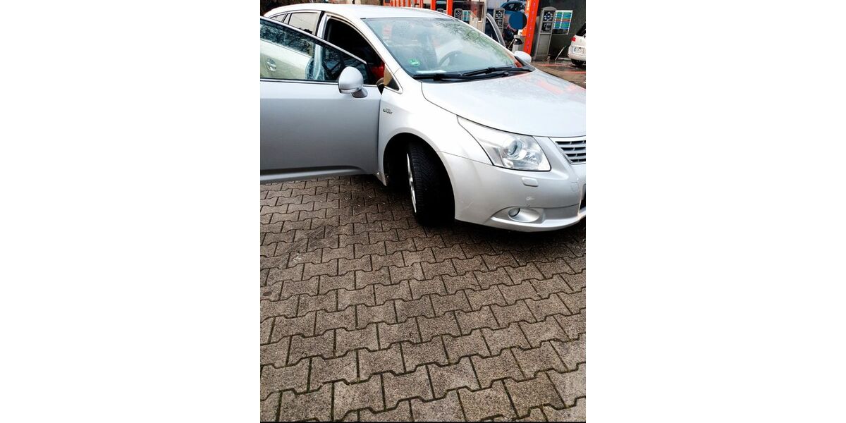 Toyota Avensis 262.000 km 4.299 &euro; Düsseldorf 40233