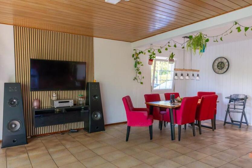 Freundliches 5,5-Zimmer-Haus mit Terrasse, Kamin, Pool und Sauna