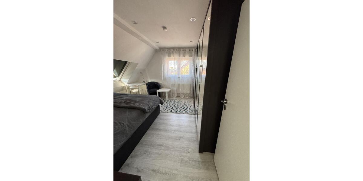 Dachgeschoßwohnung Düsseldorf Stadtbezirk 5 - 2 Zimmer, 80 m&sup2;, 1.400&euro; | Angebot:26479425