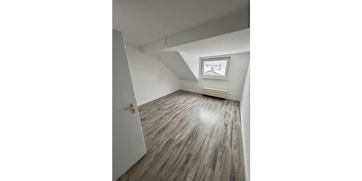Dachgeschoßwohnung Wuppertal Unterbarmen - 5 Zimmer, 85 m&sup2;, 950&euro; | Angebot:25854706