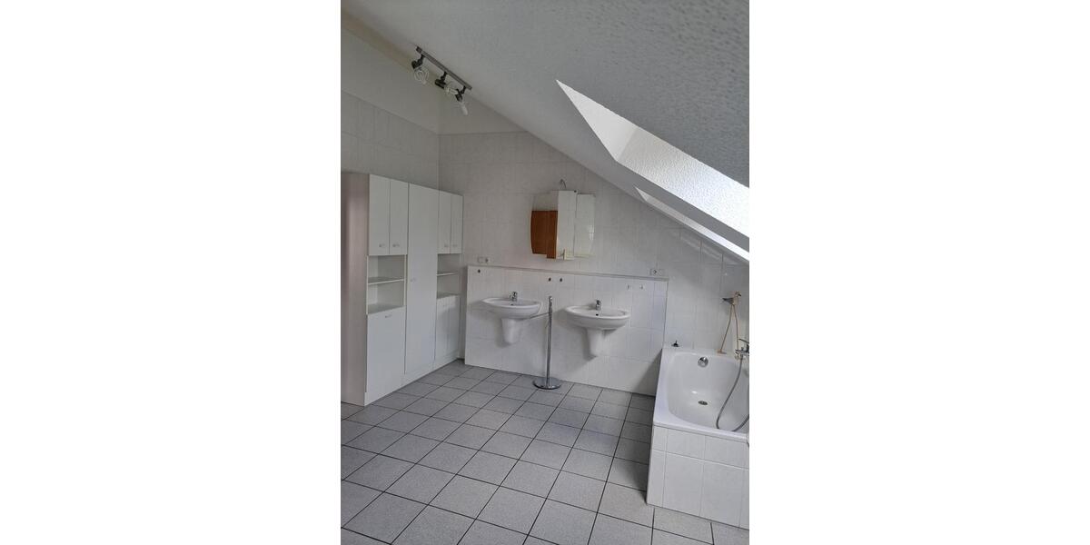 Etagenwohnung Lindlar - 3 Zimmer, 130 m&sup2;, 1.400&euro; | Angebot:25929431