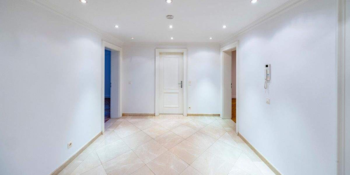 Exklusives Wohnen in Top-Lage von Alt-Meererbusch - Noble Villenhälfte mit hochwertiger Ausstattung 7 zimmer