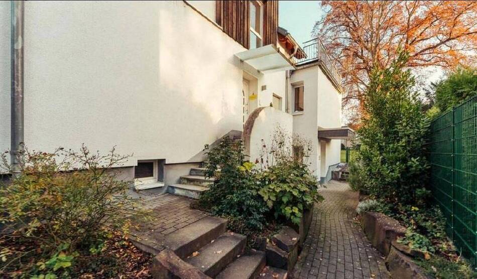 Geräumiges Zweifamilienhaus mit geh. Innenausstattung und schönem Garten in Bergisch Gladbach